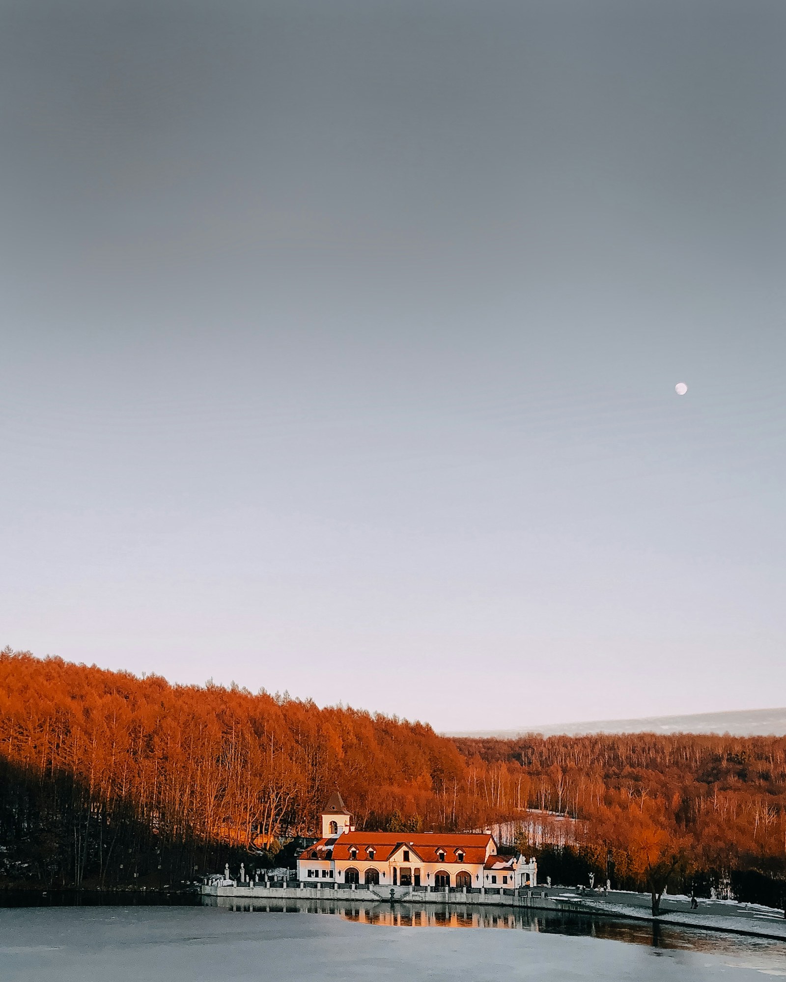 A quiet retreat beside a wooded lake